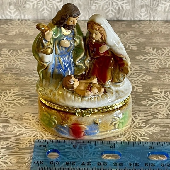 Blessed Family Nativity Lusterware Trinket Pill Box EUC - Picture 15 of 16